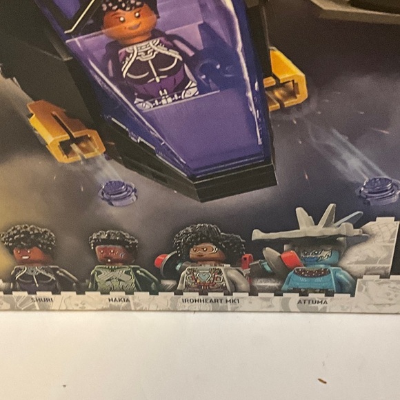 LEGO Black Panther Wakanda Forever Set with Black and Purple Elements - Picture 4 of 5